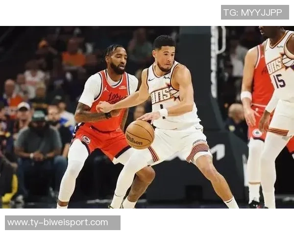 布克全能表现助力球队胜利14投7中贡献21分11助攻正负值高达21 布克全能表现助力球队胜利14投7中贡献21分11助攻正负值高达21